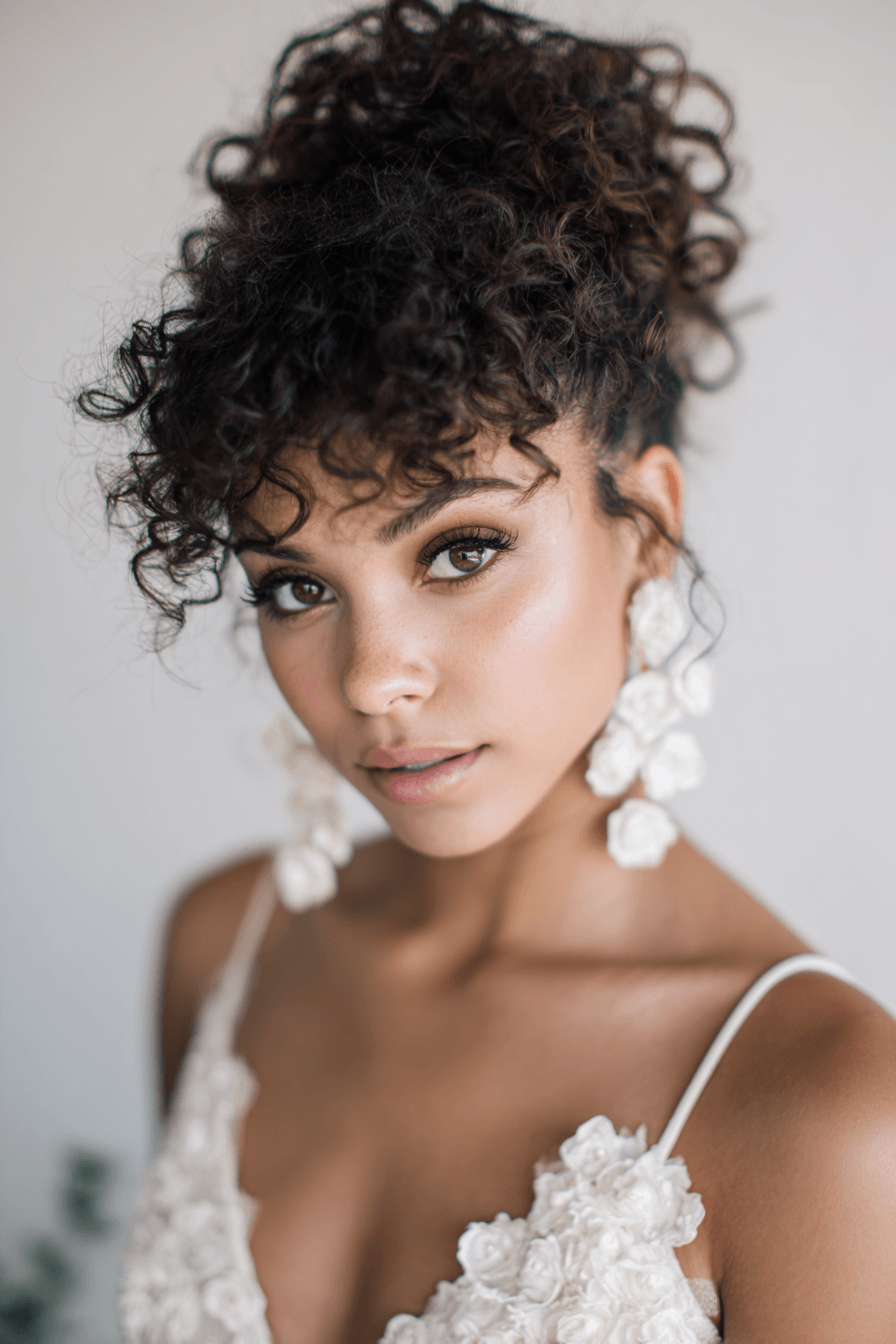 27 Beautiful Curly Hair Wedding Styles to Inspire Your Bridal Look