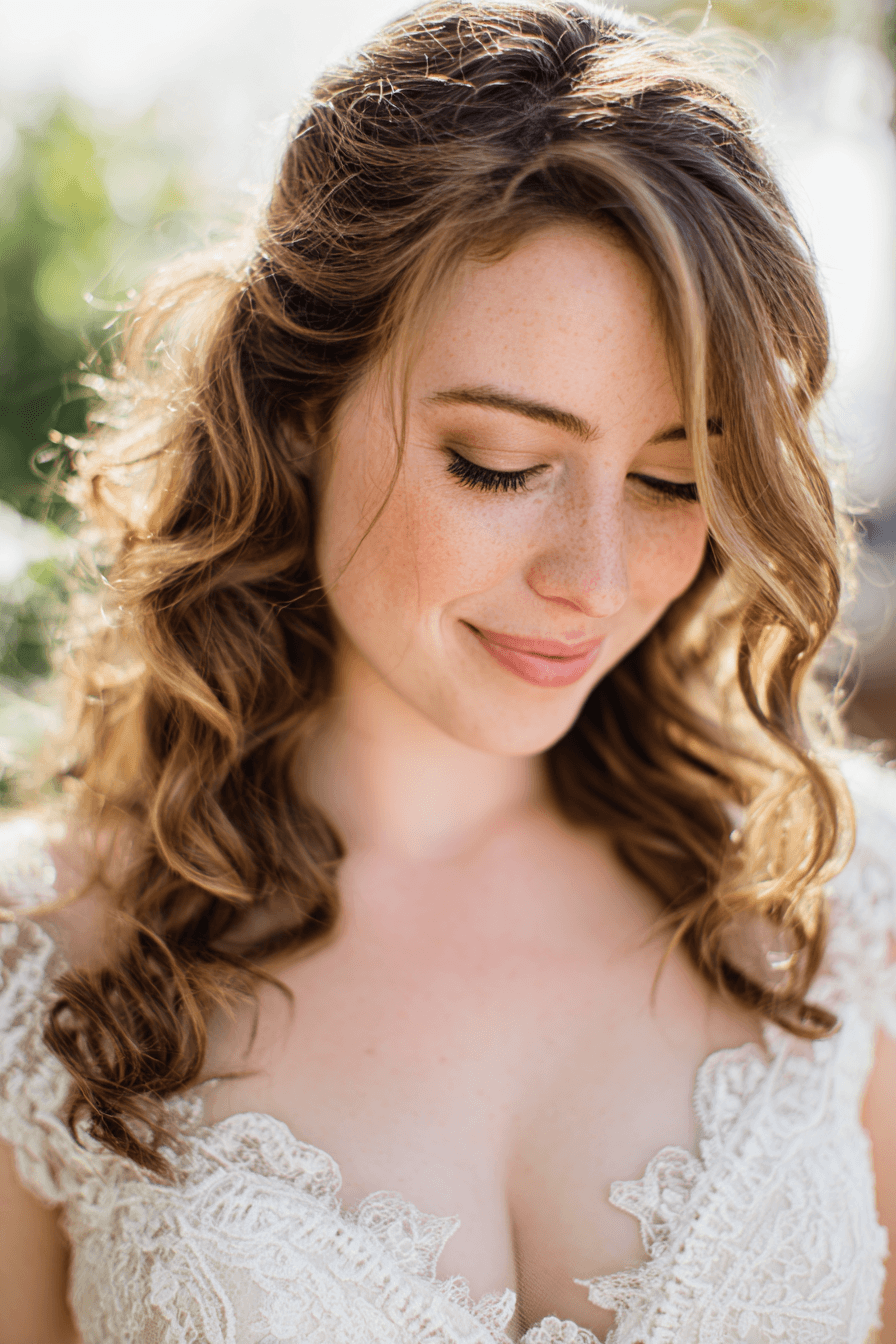 27 Beautiful Curly Hair Wedding Styles to Inspire Your Bridal Look